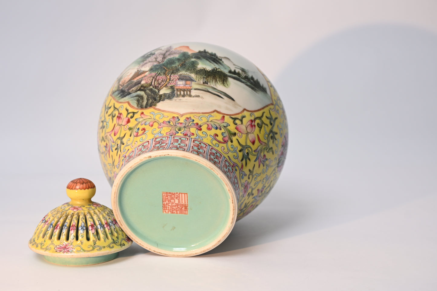 A Famille Rose Cover Vase with 'Landscape' Pattern, Republic of China