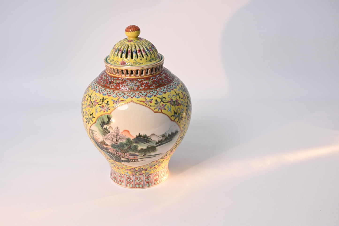 A Famille Rose Cover Vase with 'Landscape' Pattern, Republic of China