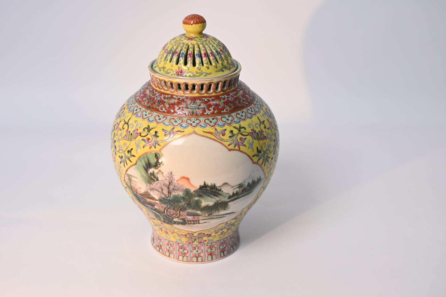 A Famille Rose Cover Vase with 'Landscape' Pattern, Republic of China