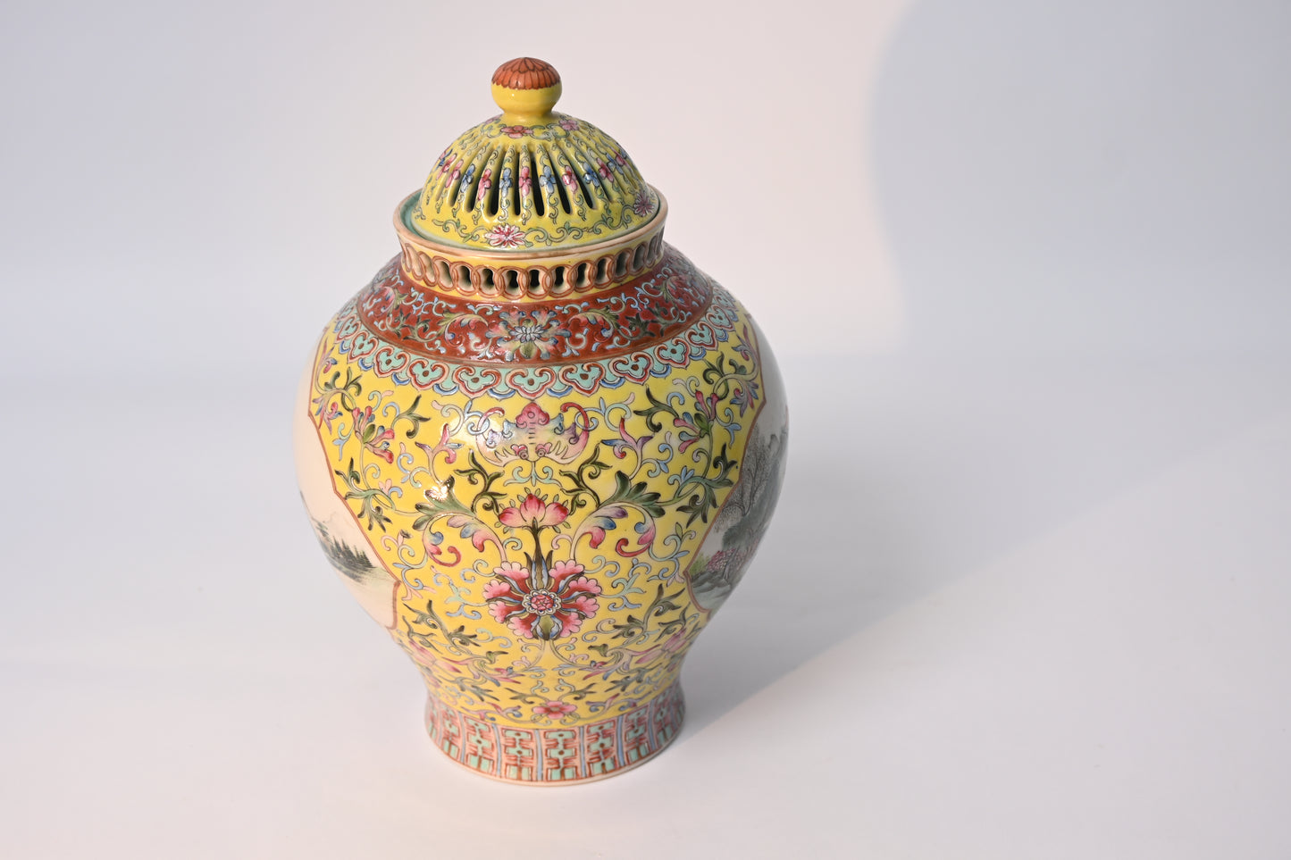 A Famille Rose Cover Vase with 'Landscape' Pattern, Republic of China