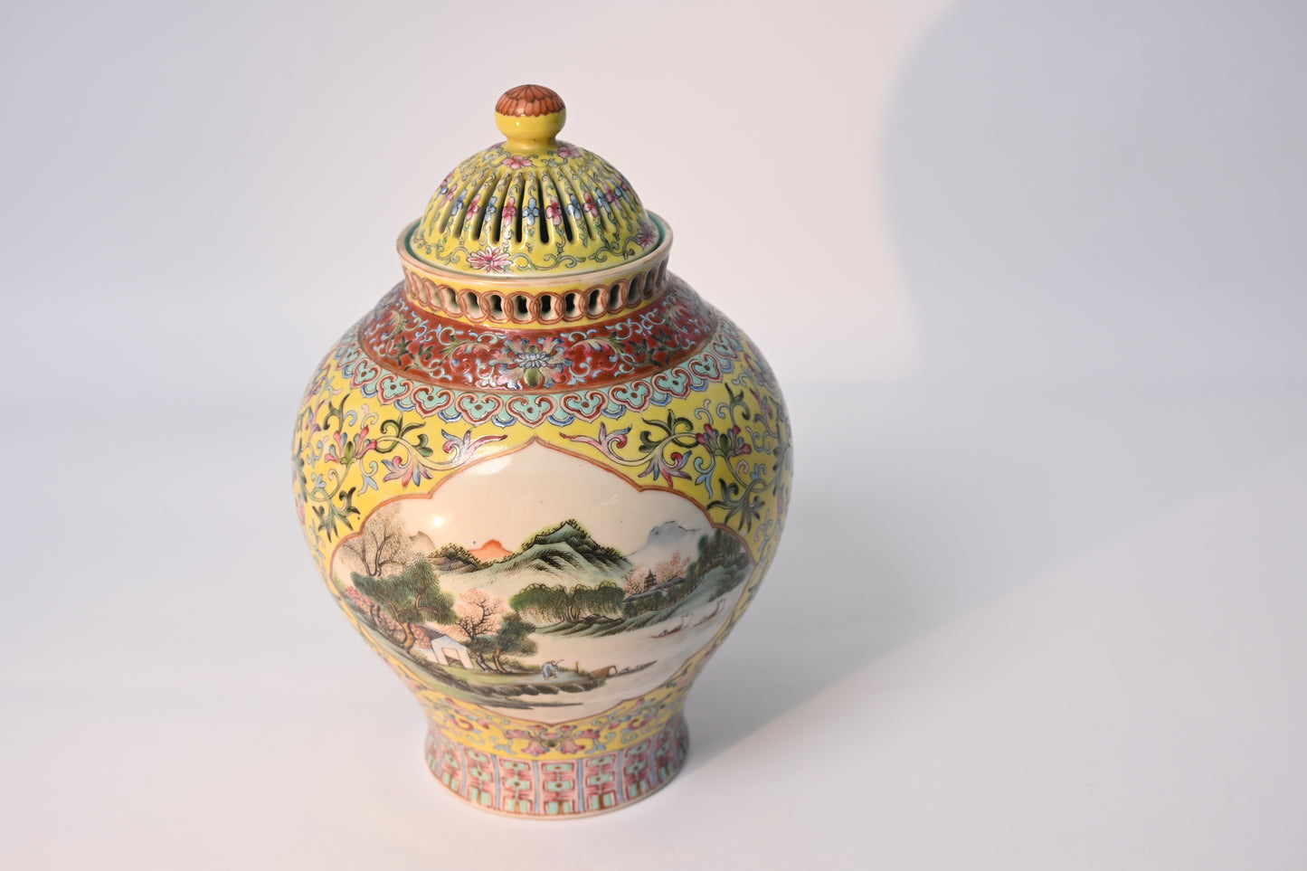 A Famille Rose Cover Vase with 'Landscape' Pattern, Republic of China
