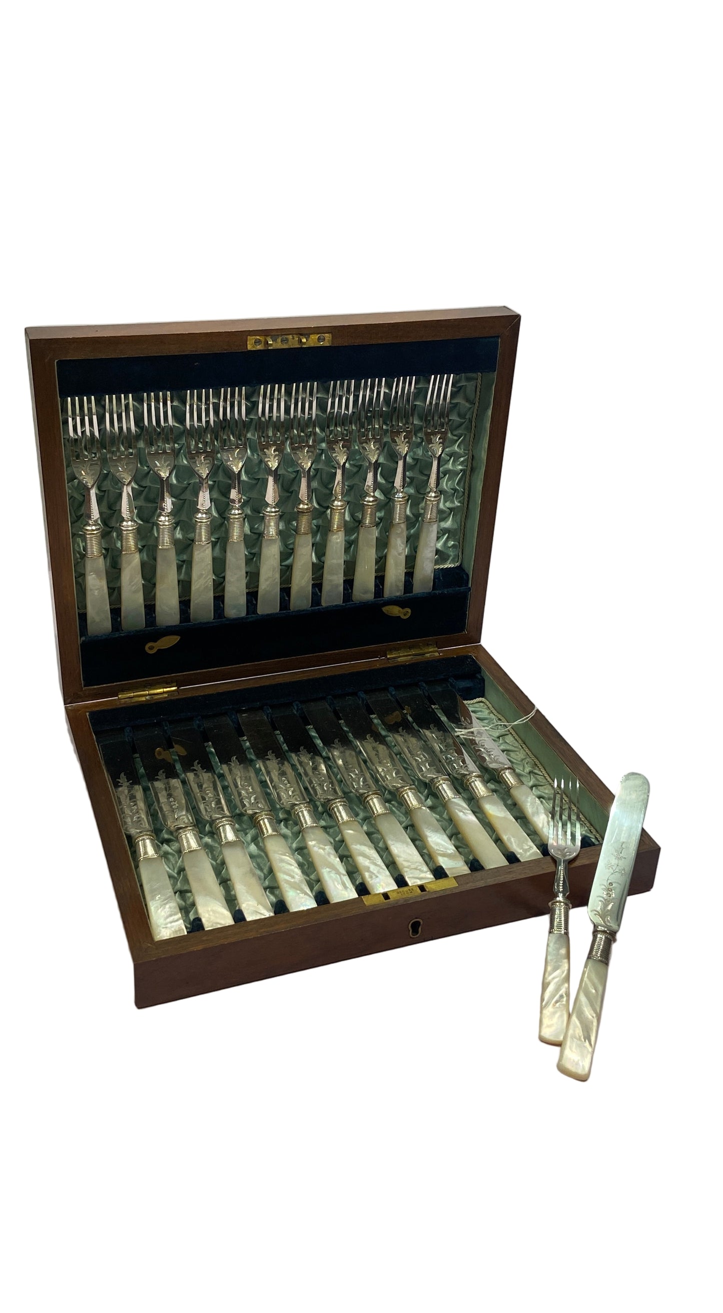 VINTAGE CANTEEN OF 24 SILVER PLATED AND MOTHER OF PEARL DESSERT KNIVES AND FORKS (MOP-60X)