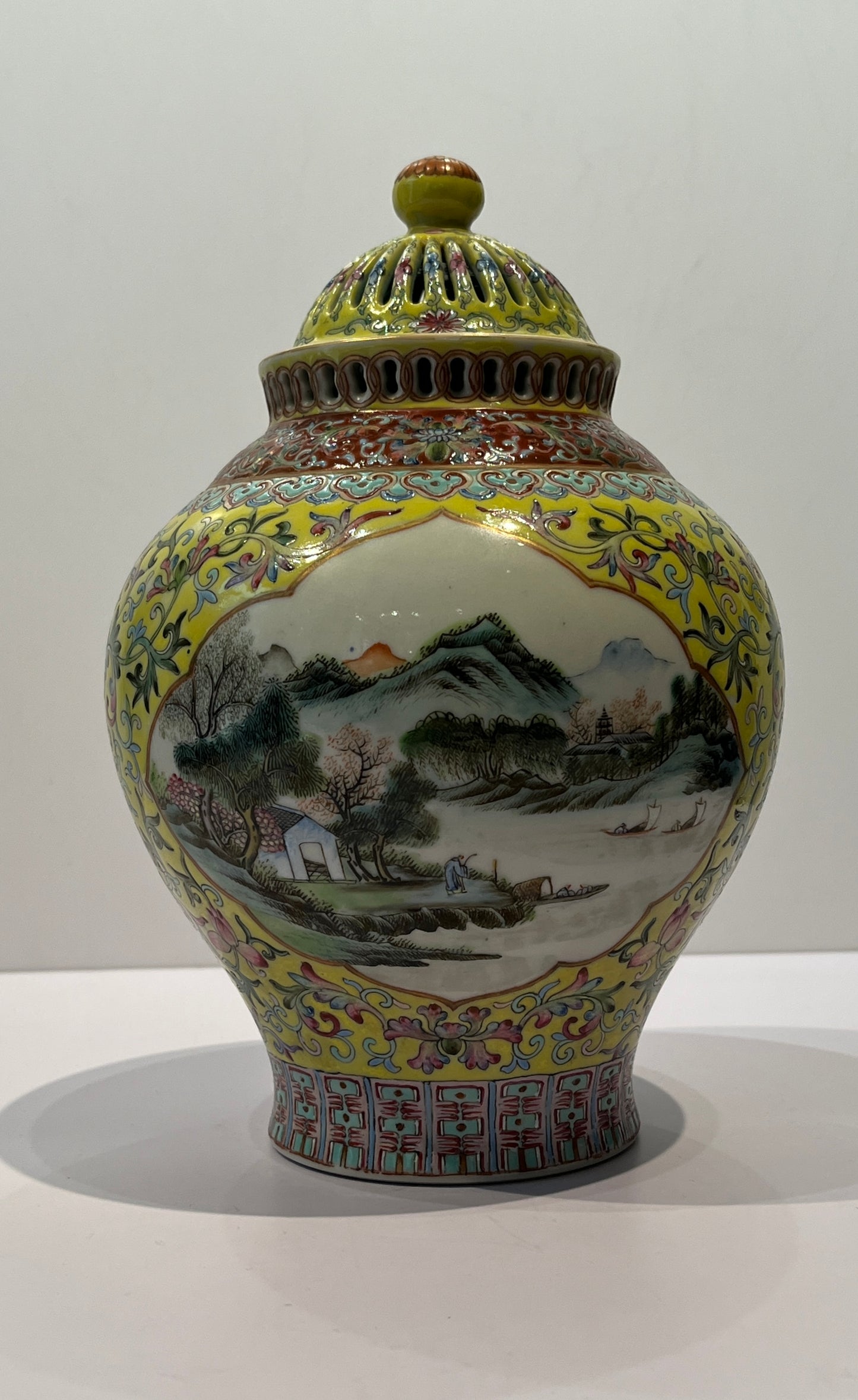 A Famille Rose Cover Vase with 'Landscape' Pattern, Republic of China