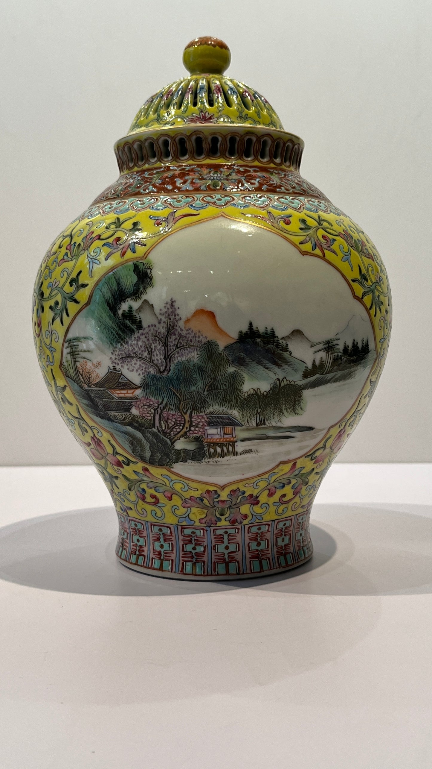 A Famille Rose Cover Vase with 'Landscape' Pattern, Republic of China
