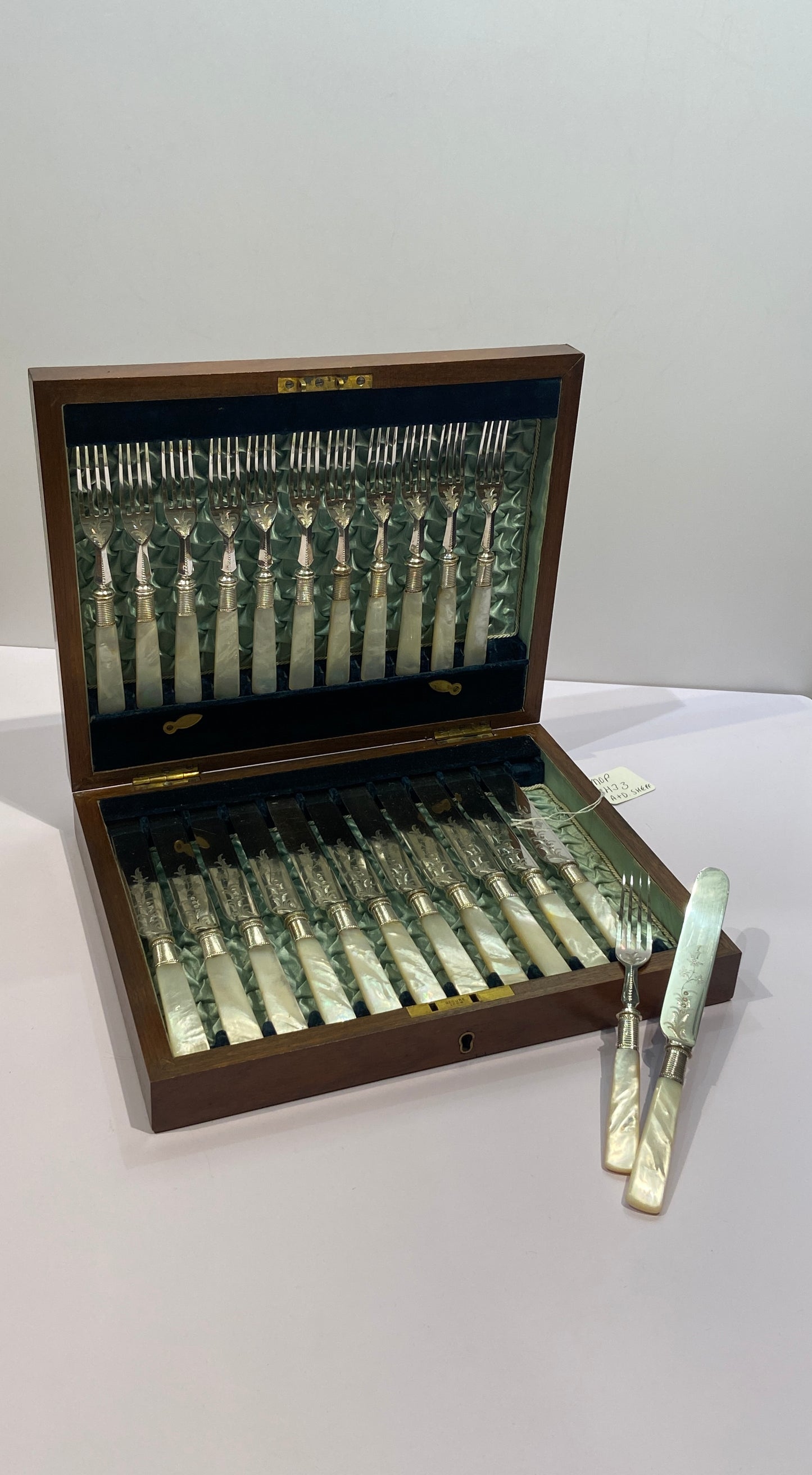 VINTAGE CANTEEN OF 24 SILVER PLATED AND MOTHER OF PEARL DESSERT KNIVES AND FORKS (MOP-60X)