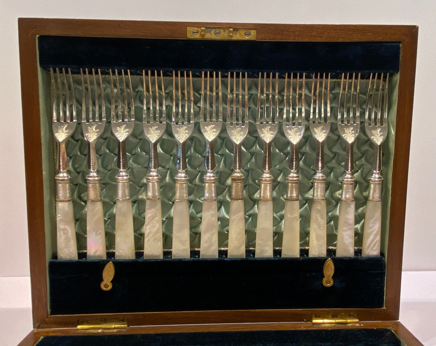 VINTAGE CANTEEN OF 24 SILVER PLATED AND MOTHER OF PEARL DESSERT KNIVES AND FORKS (MOP-60X)