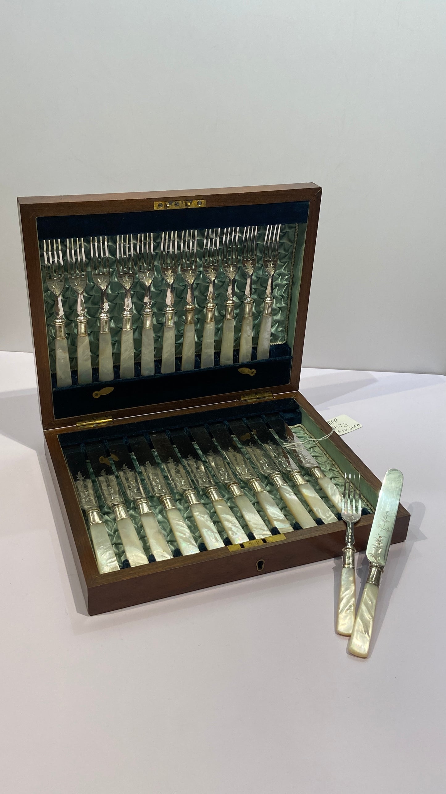 VINTAGE CANTEEN OF 24 SILVER PLATED AND MOTHER OF PEARL DESSERT KNIVES AND FORKS (MOP-60X)